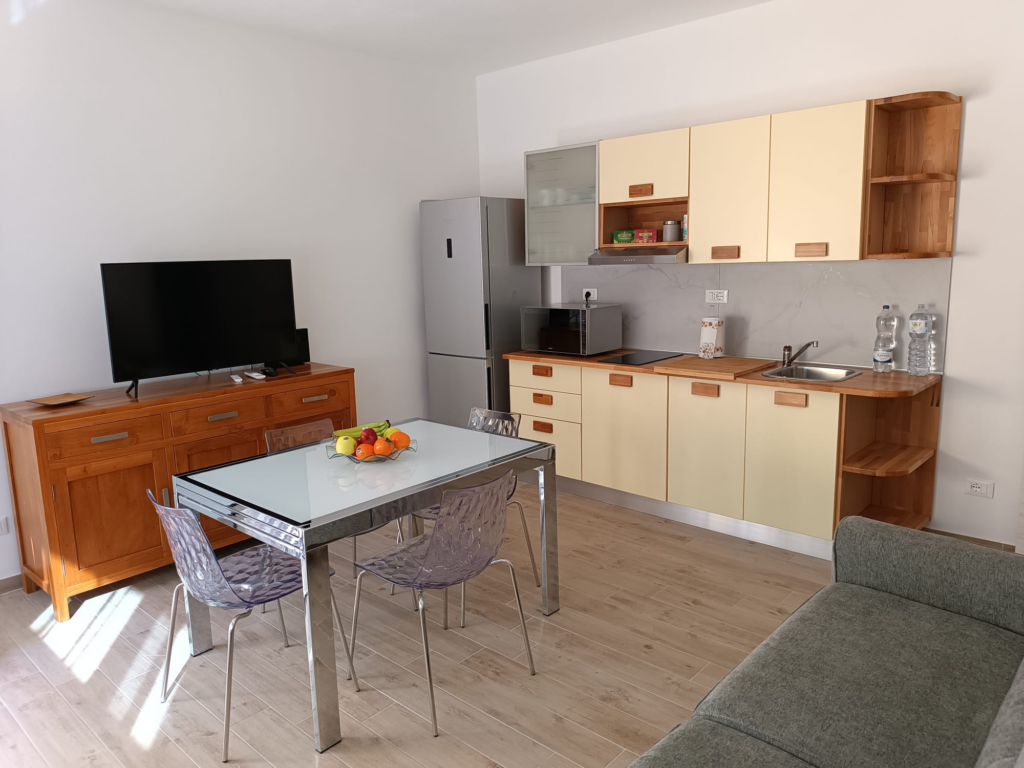 Living room with kitchen and sofa bed at Suite4Relax